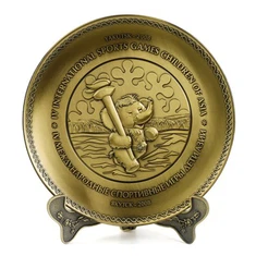 Antieke metalen souvenirplaat met reliëflogo